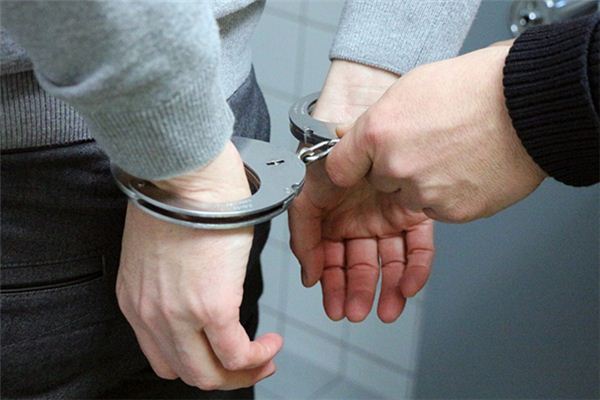 做梦梦到被带手铐是什么意思