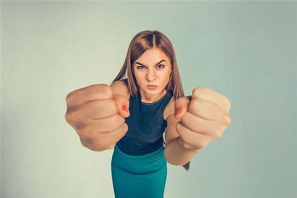 做梦梦到疯女人打人
